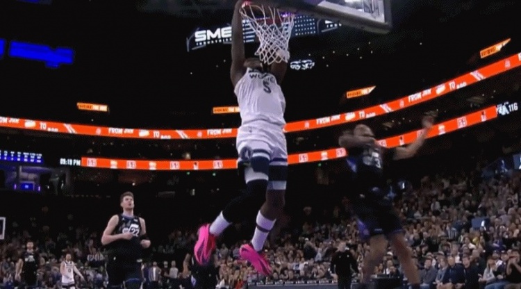 世界杯直播平台官网下载安装-挺身而出！爱德华兹防守端干扰对方三分 反击折叠暴扣2+1打回悬念