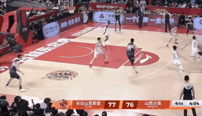 世界杯客户端升级说明-姜伟泽面对4人包夹，强硬突破跳投拿下2分